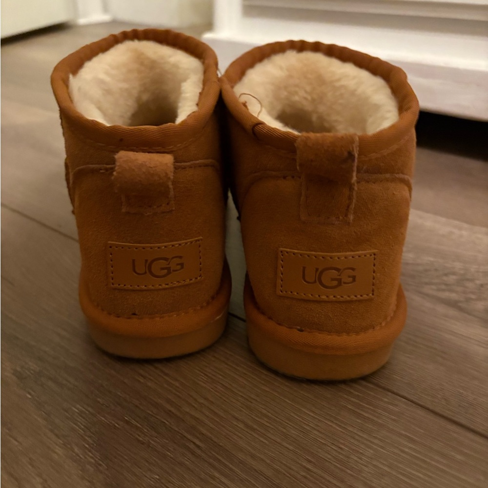 Ugg mini dh gate!
Size 7 women
Worn once too small for me